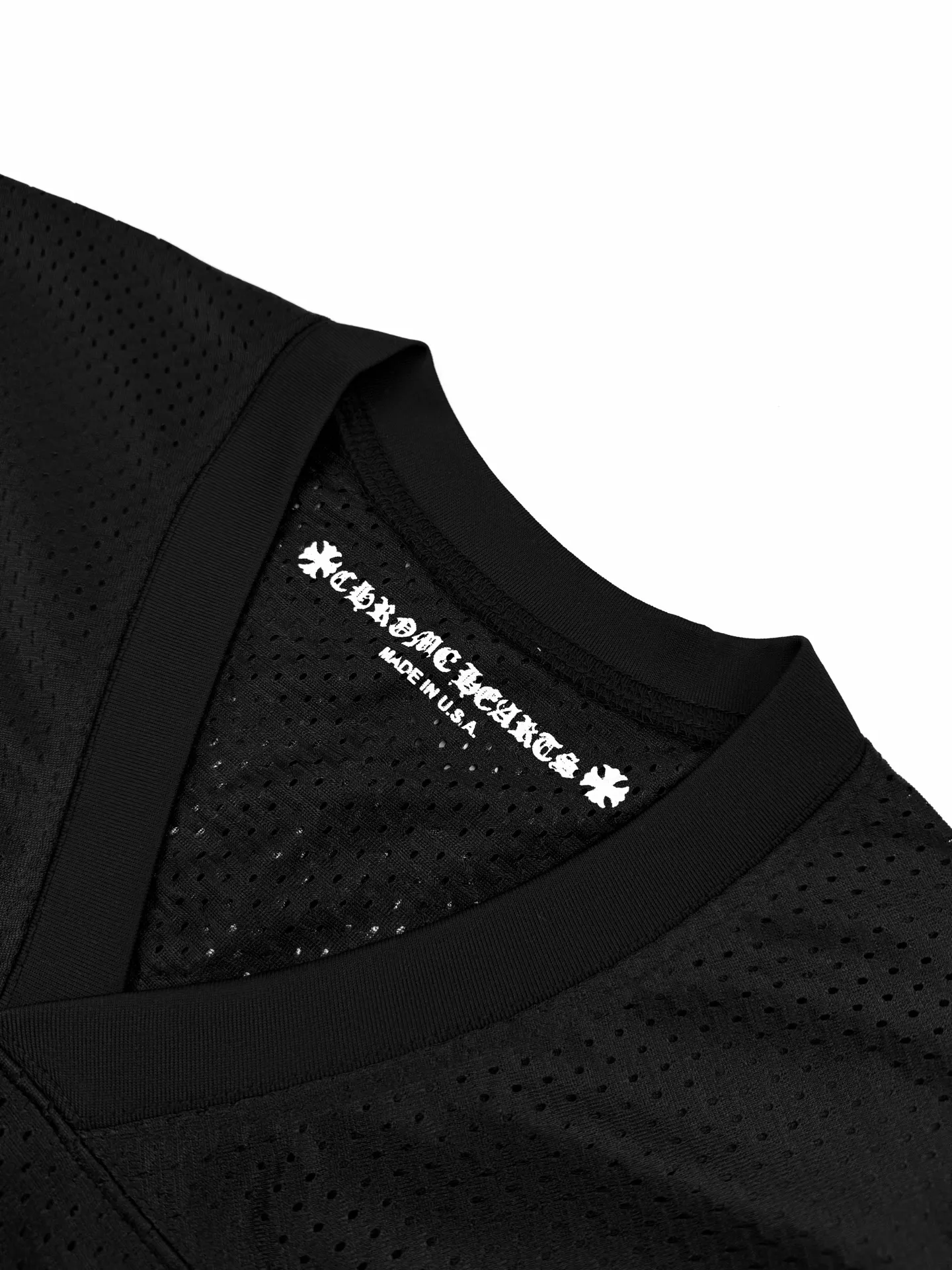 P250 Chrome Hearts mesh short-sleeved jersey. Customized obsidian starburst mesh. Cool and breathable. Comfortable and close to the skin. Because of its unique mesh structure, it can effectively discharge heat and moisture from the body. Mainly based on obsidian black, it gives a deep sense of luxury. Western Gothic body text is embedded in the mesh gaps to control the visual focus. Unique V-neck design. Modify the neck line. Numbers are integrated into the ritual expression of rock belief. Interpret faith with rebellion. Dare to break. Lead the rebellion. Craft 1: Use imported bright golden paste printing. The printing has been modified three times with the film screen. Use glue liquid paint to print the pattern on the fabric. Bake the fabric to fix the printing pattern. Process 2: The fabrics are washed and have a better hand feel. Not easy to deform, not easy to shrink, not easy to fade. Maintain long-term beauty. Accessories: Customized 1:1 CH trademark. Version: Loose version. Size: S M L XL. Style number: CC935.